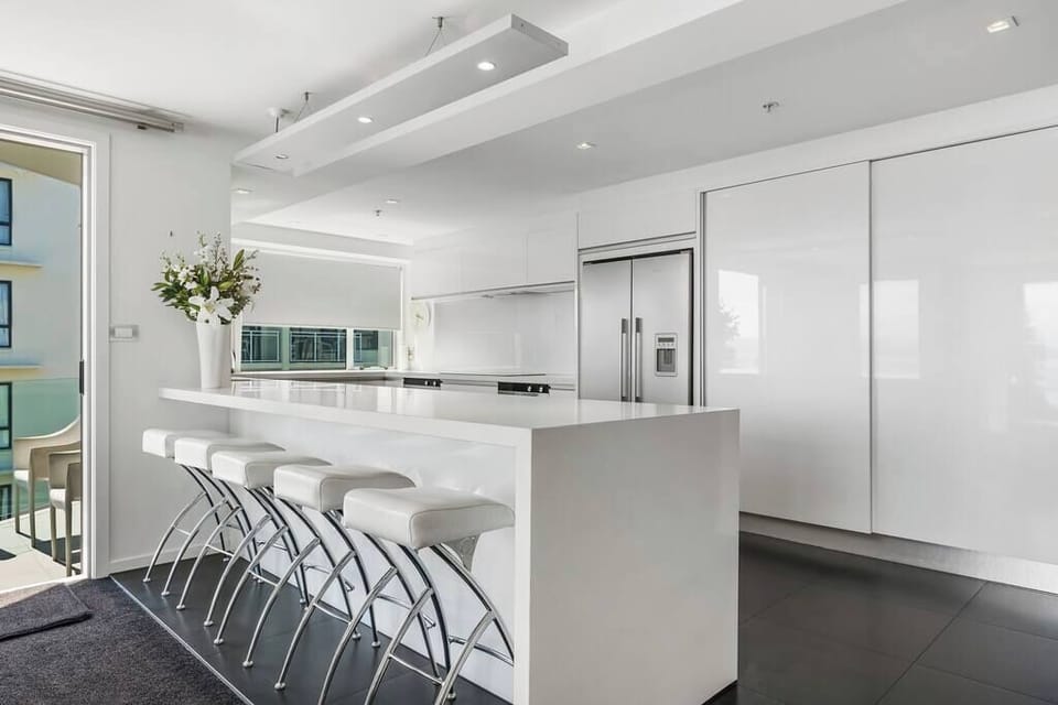 Large spacious kitchen with breakfast bar 
