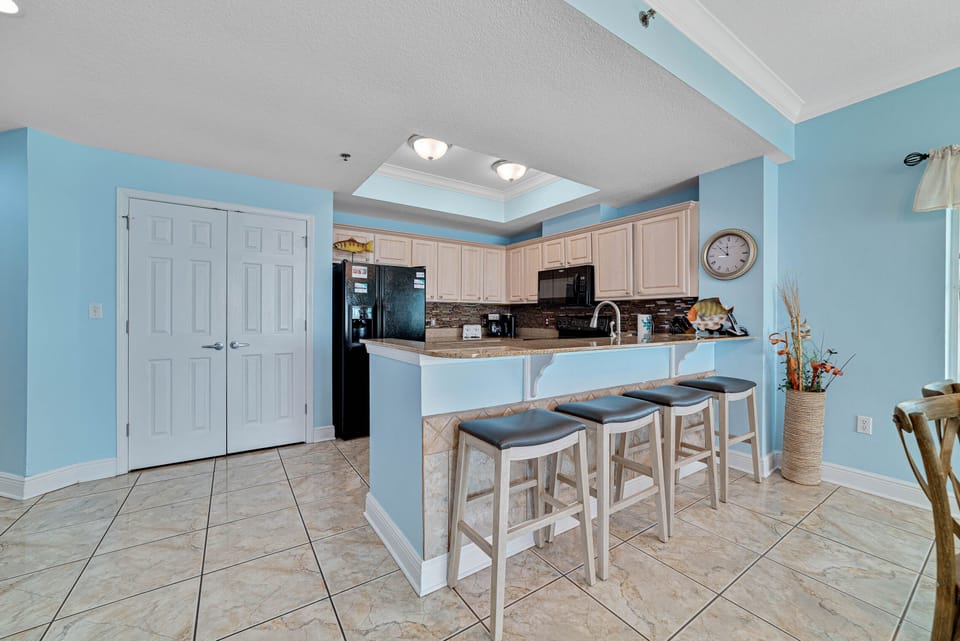 Breakfast Bar and Kitchen