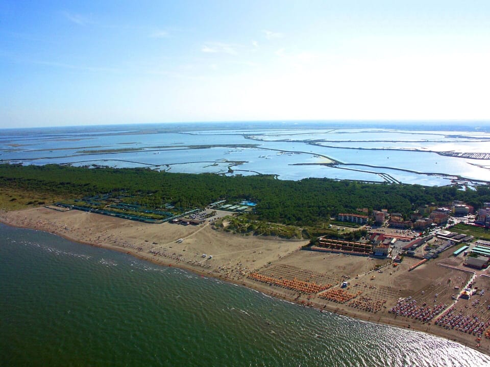 Water, Sky, Water Resources, Natural Landscape, Beach, Lake, Coastal And Oceanic Landforms, Bank, Horizon, Tree