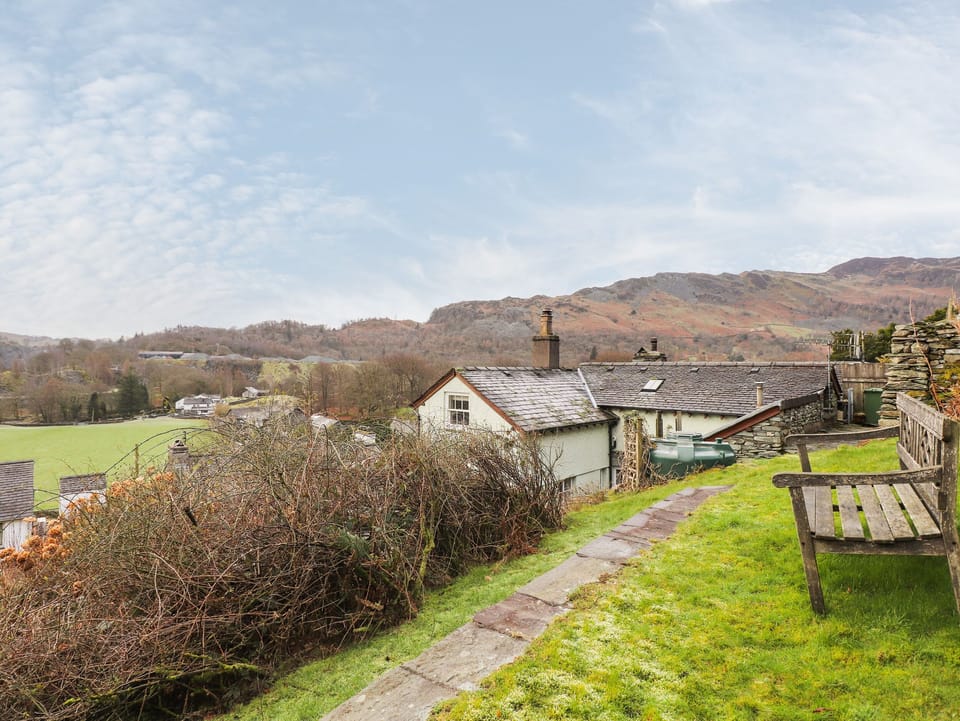 UNDERFELL, family friendly, character holiday cottage in Chapel Stile Cottage in England