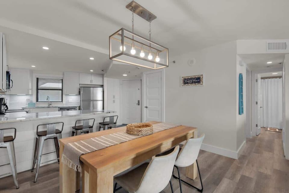 With Bar Seating For 4, Even the Quickest Meal Is A Breeze!