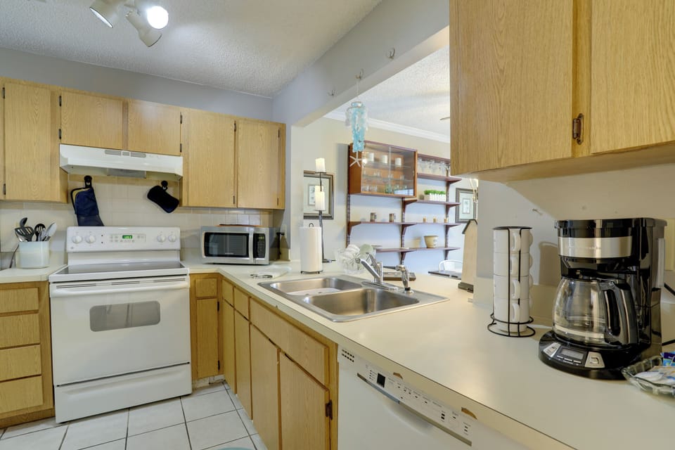 Kitchen | 1st Floor | Cooking Basics | Blender | Toaster | Trash Bags