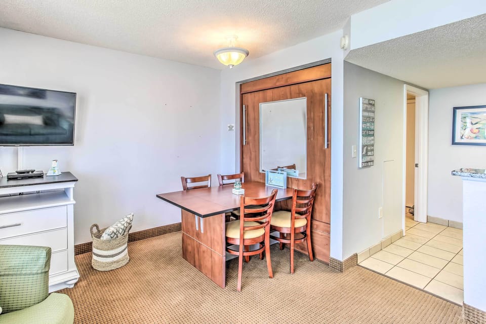 Dining Area | Central Air Conditioning & Heating | Full Kitchen
