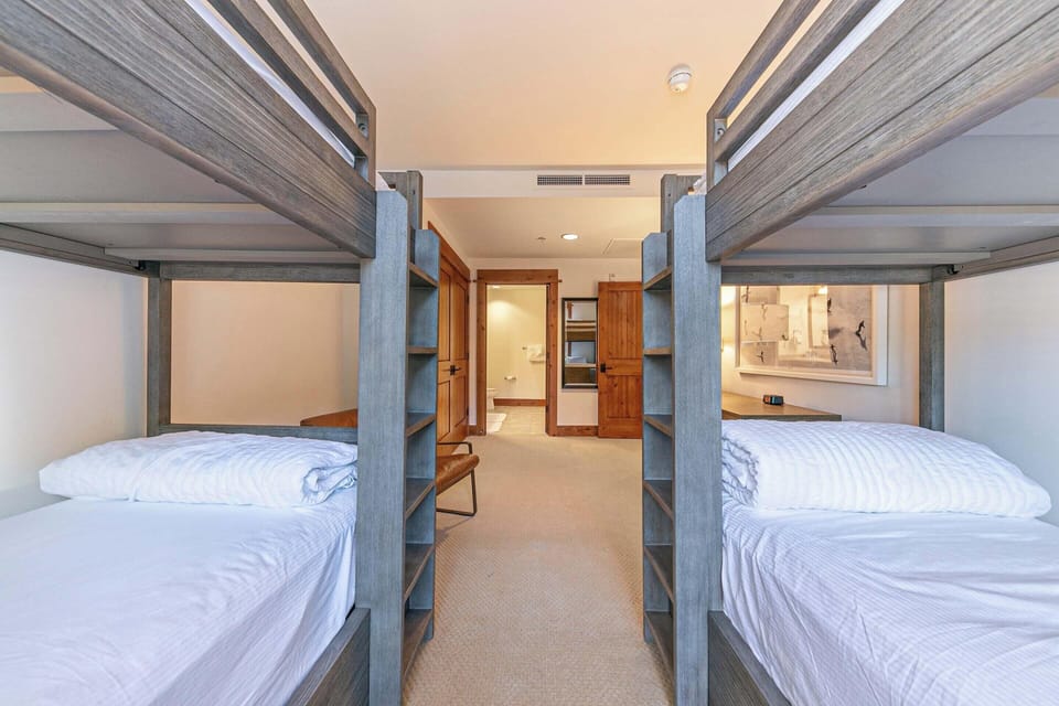 4001 Northstar Dr Unit 404-print-015-012-Interior-3360x2240-300dpi