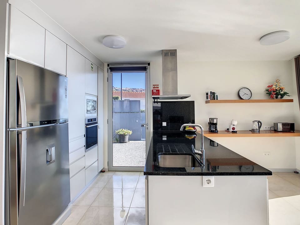 Open Kitchen: Fully Equipped for Culinary Excellence in a modern environment #meals #familymoments