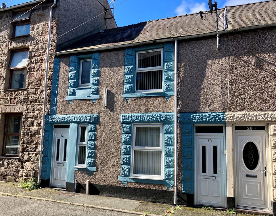 30 & 32, Private & separate access to each apartment