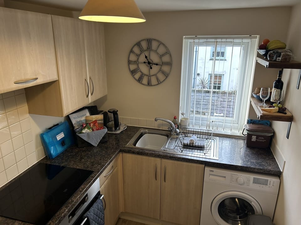 32, Separate kitchen with washing machine