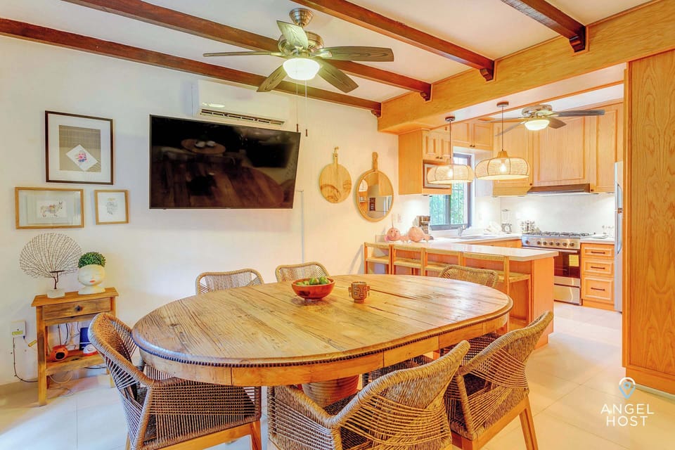 Dining for 6 plus a big wall-mounted flatscreen Smart TV