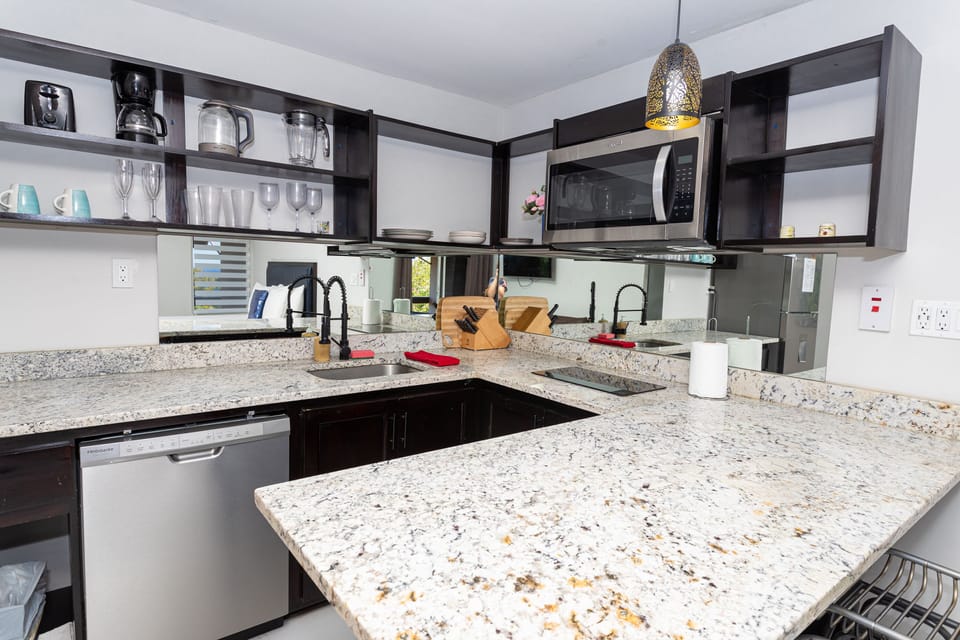 Spacious kitchen counter