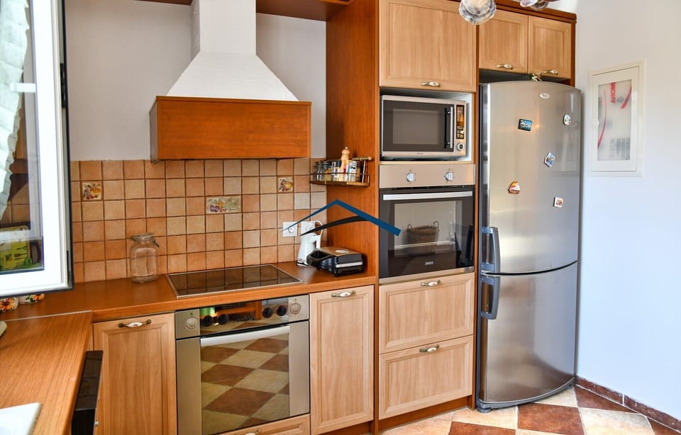 The kitchen, with 2 ovens, a microwave and a refrigerator