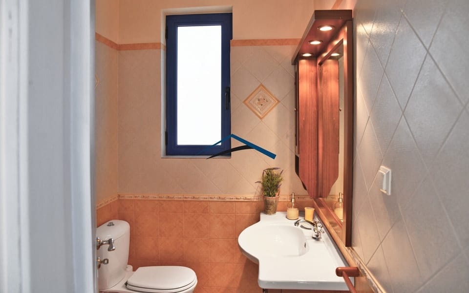 The en-suite bathroom of the bedroom on the 1st floor