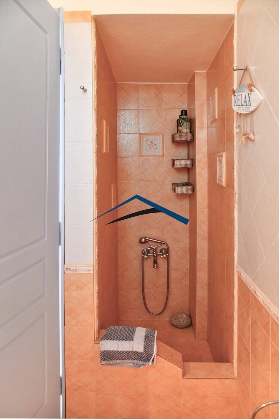 The en-suite bathroom of the bedroom on the 1st floor