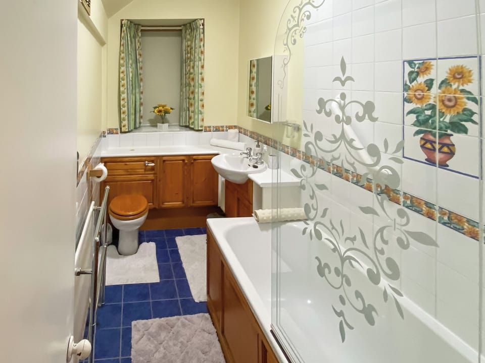Bathroom | Elizabeth Lodge, Alford