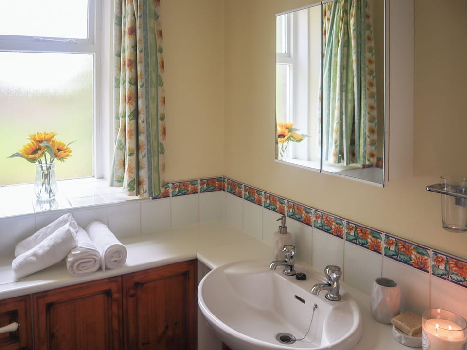 Bathroom | Elizabeth Lodge, Alford