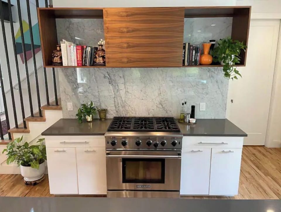 6 burner gas range makes cooking a pleasure.
