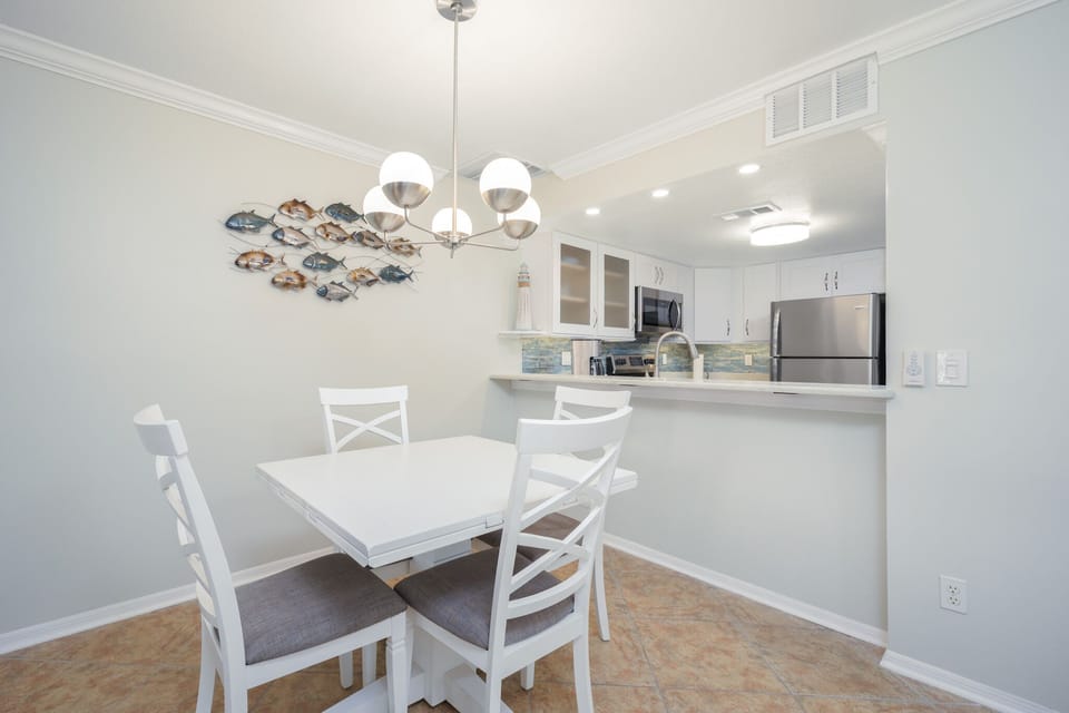Dining Area - Seating for 4