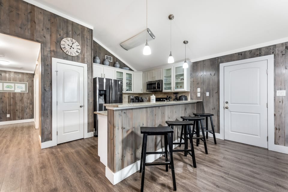 The Kitchen Has It All - From full-size fridge/freezer and oven/stove top cookware to tableware, the kitchen has everything you need, whether you plan to prepare a holiday feast or simply warm up leftovers from the previous night’s restaurant meal.