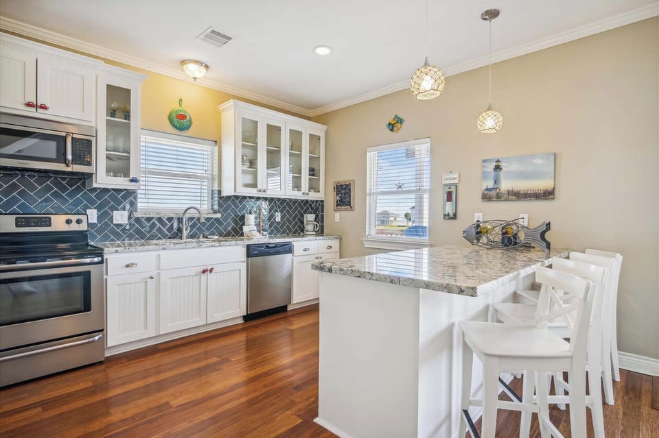 Full Kitchen - Whether you want to cook a seven-course gourmet meal or simply brew a cup of coffee and heat up leftovers, the kitchen is fully equipped and up to the task.