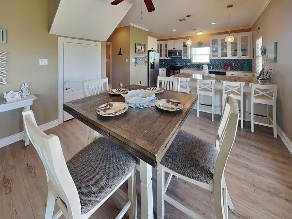 Dining Area - Table + Counter Seating