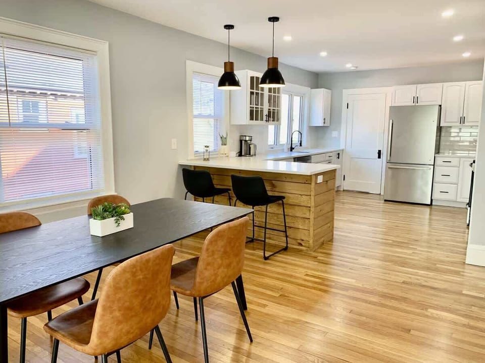 Dining Room: Corner view featuring an open kitchen, high ceilings, lots of natural light and a wide area to walk. 
Chairs and stools have a soft material, comfortable to sit and the structure is sturdy. 