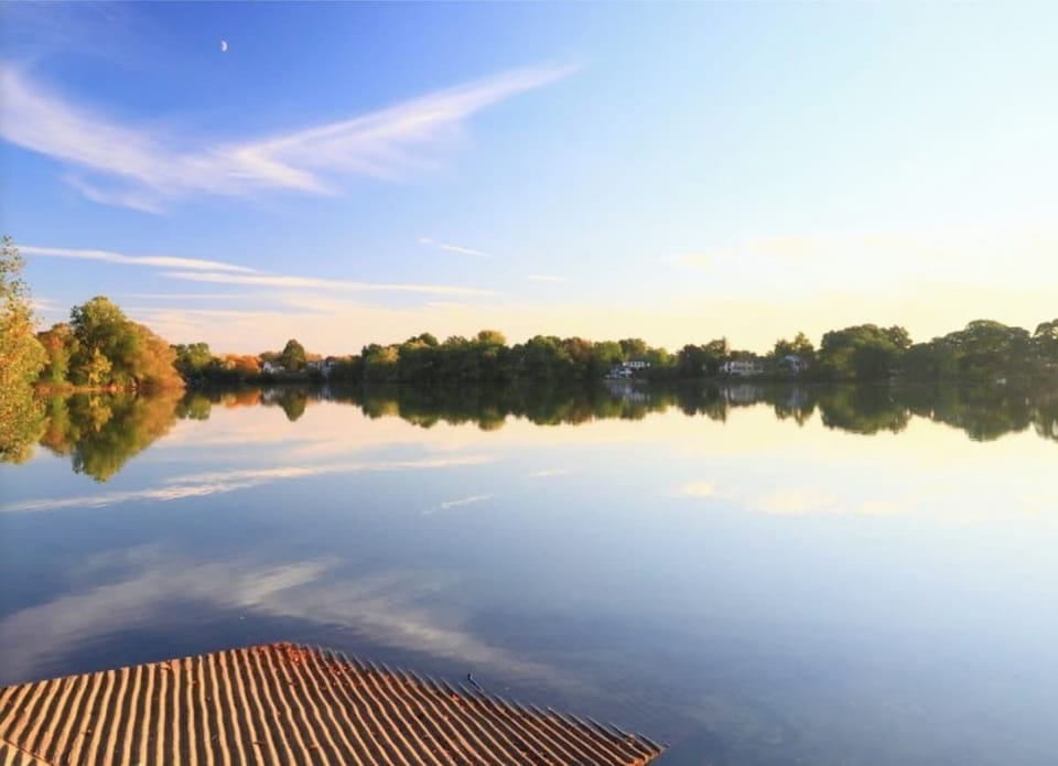 Spy Pond: A large pond with beautiful scenic environments. Boating and fishing allowed but no swimming. Families can spend time in the picnic areas just by the side of the pond. There is also a playground)
(4 min driving / 18 min walking) 