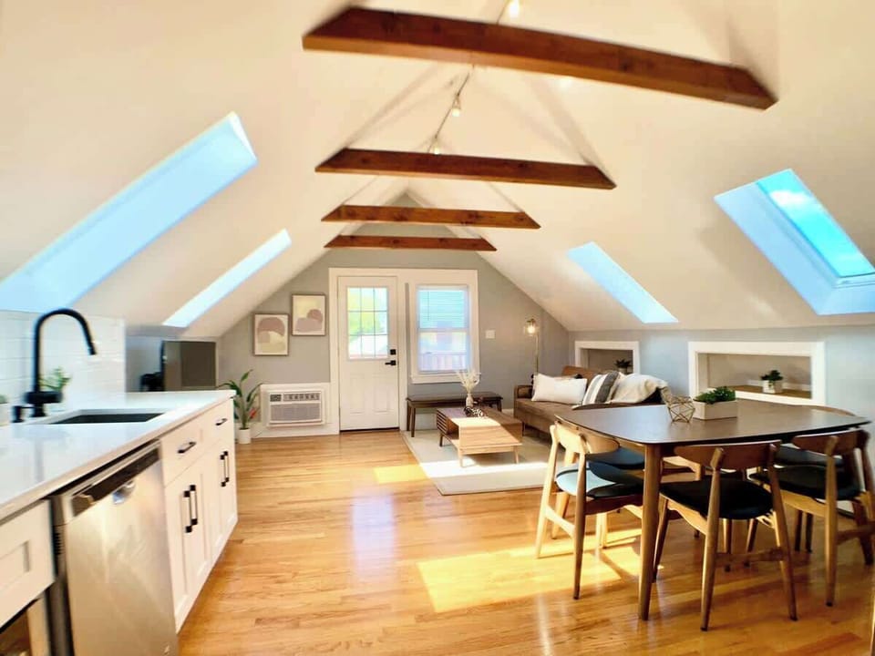 Wide view of the open area layout and organization. Great space for families or group up to 6 people. 