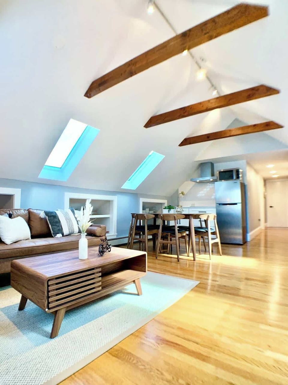 Another view of the open layout. At the end you can see the access to the bedrooms. 