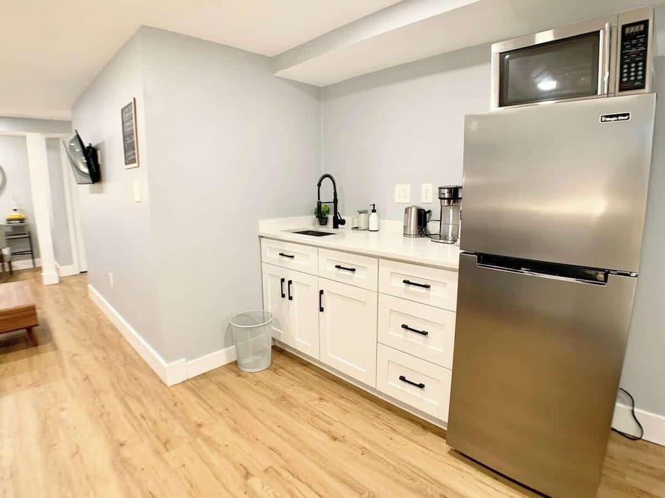 Side view of the kitchenette. 
We have a portable induction hotplate, stored inside the cabinets.
The coffee maker works with ground coffee. 
We provide utensils, silverware, dining ware, etc. 