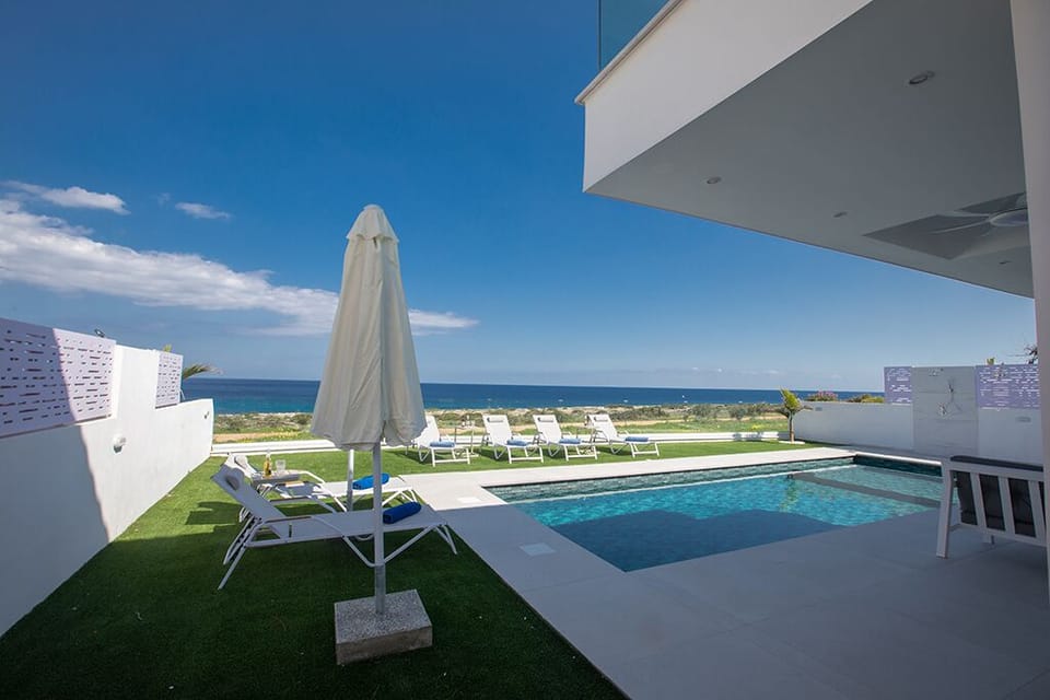 Spacious garden with barbecue,seating area,sun loungers,ping pong table and pool