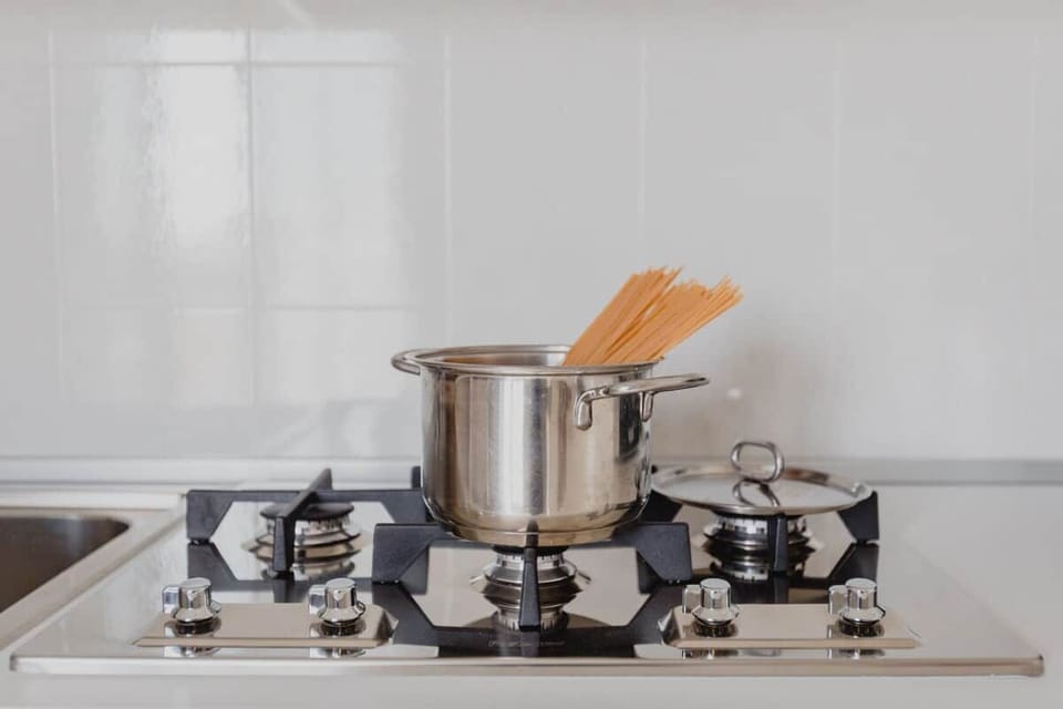 piano cottura a gas, con tutta attrezzatura per cucinare