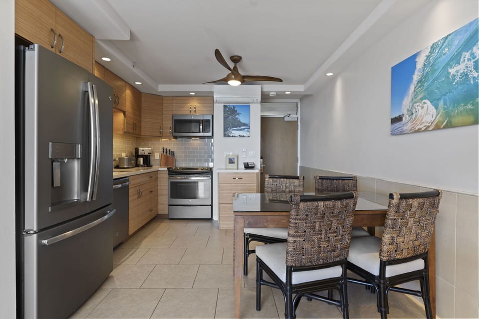 Dining area and fully equipped kitchen. 