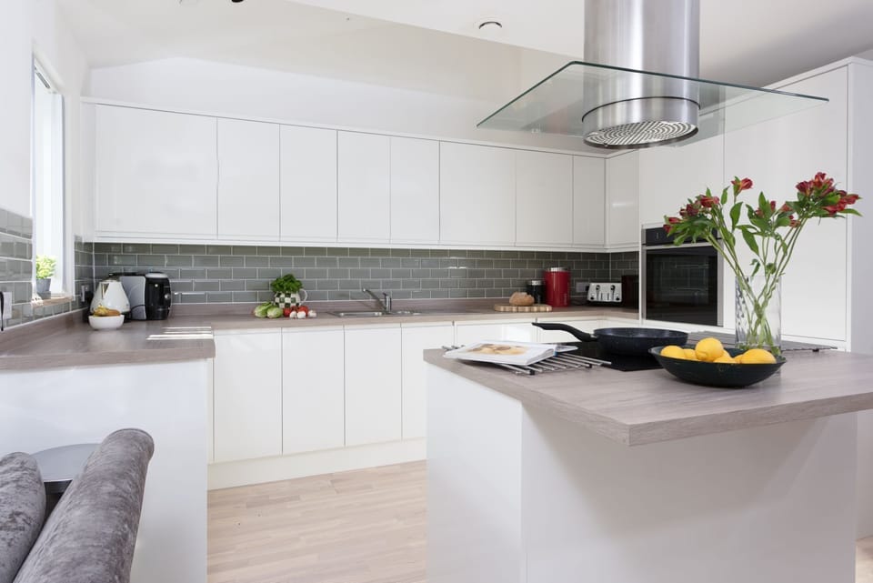 Kitchen with kitchen island - Artemis House