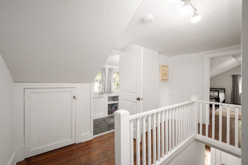 30- Stairs 1b Top hall.jpg