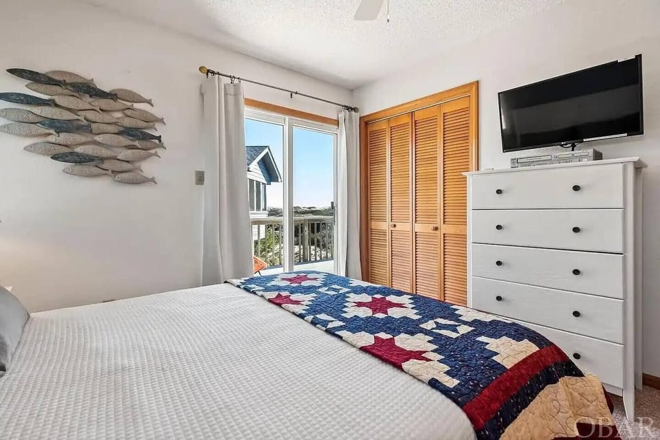 3rd floor queen master with access to upper deck