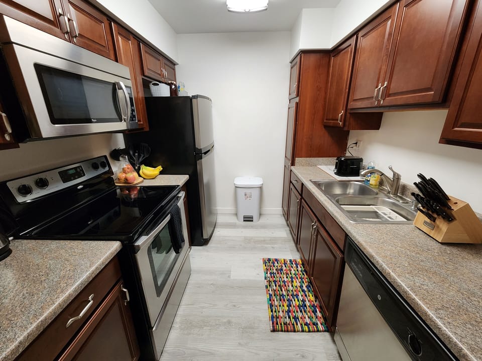 Fully equipped kitchen with coffee, tea, pots, pans, toaster and everything!