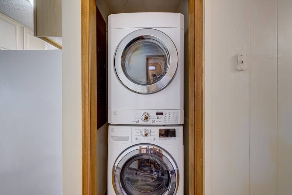 laundry on main level of home between kitchen and bedrooms.