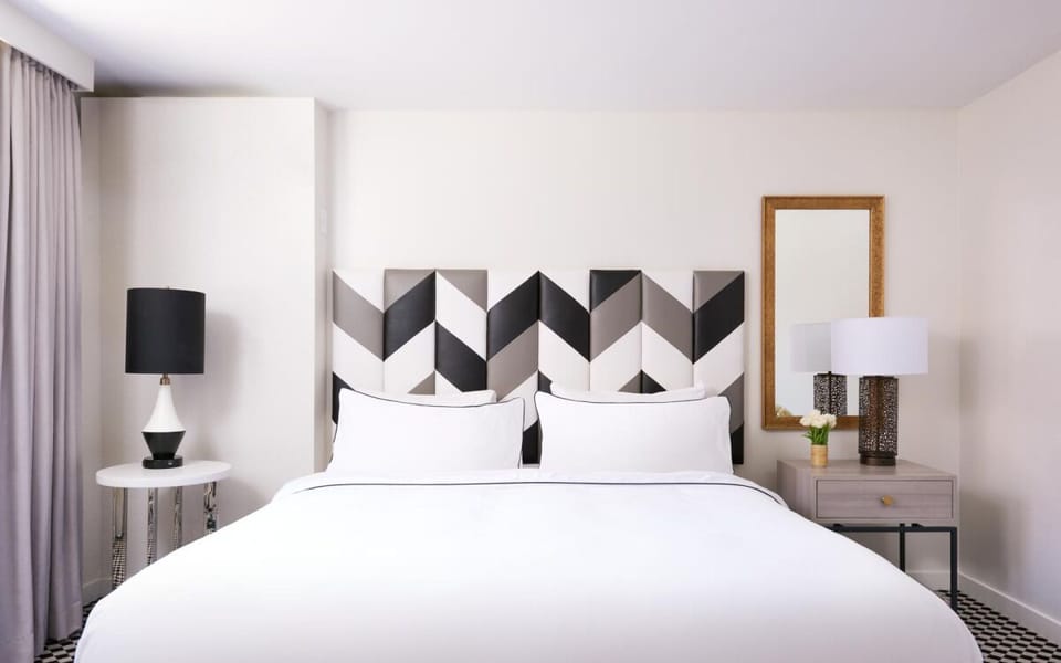 Unit with 1 King or 2 Queen bed. Exact unit will be assigned upon arrival. Views, colors and decor may vary.