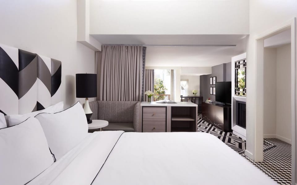 Unit with 1 King size bed. Exact unit will be assigned upon arrival. Views, colors and decor may vary.