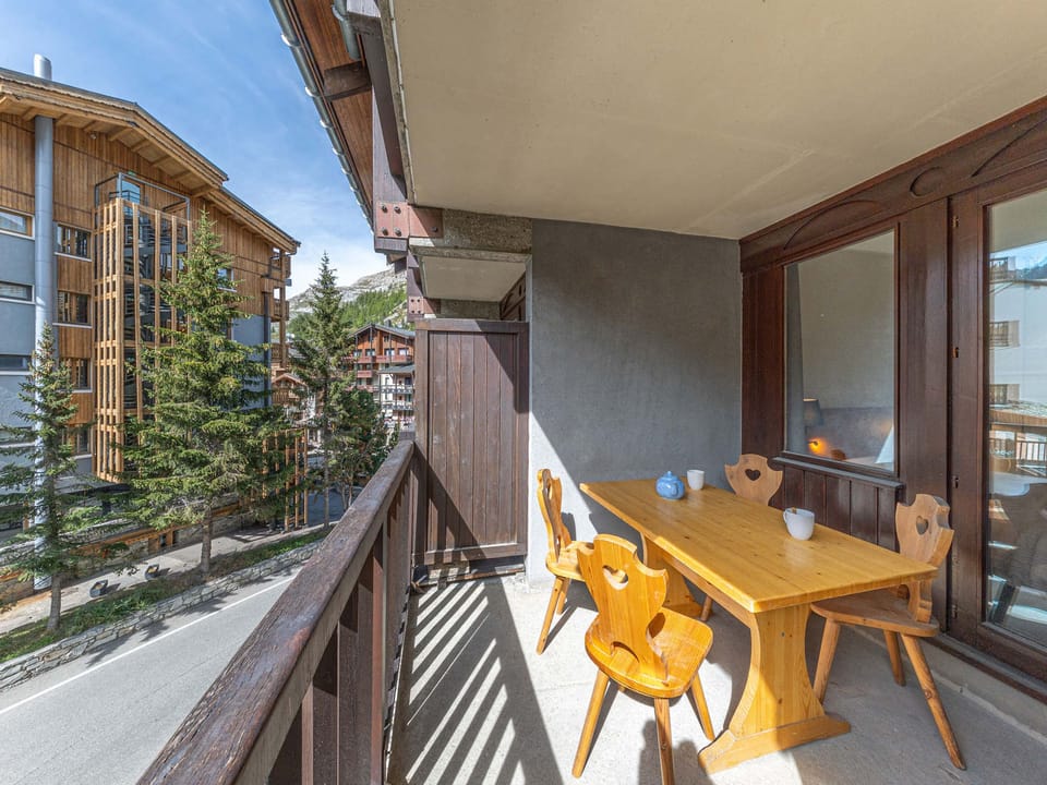 Renovated ski-in/ski-out apartment with parking and wifi in Val-d'Isère Apartment in Val dIsere