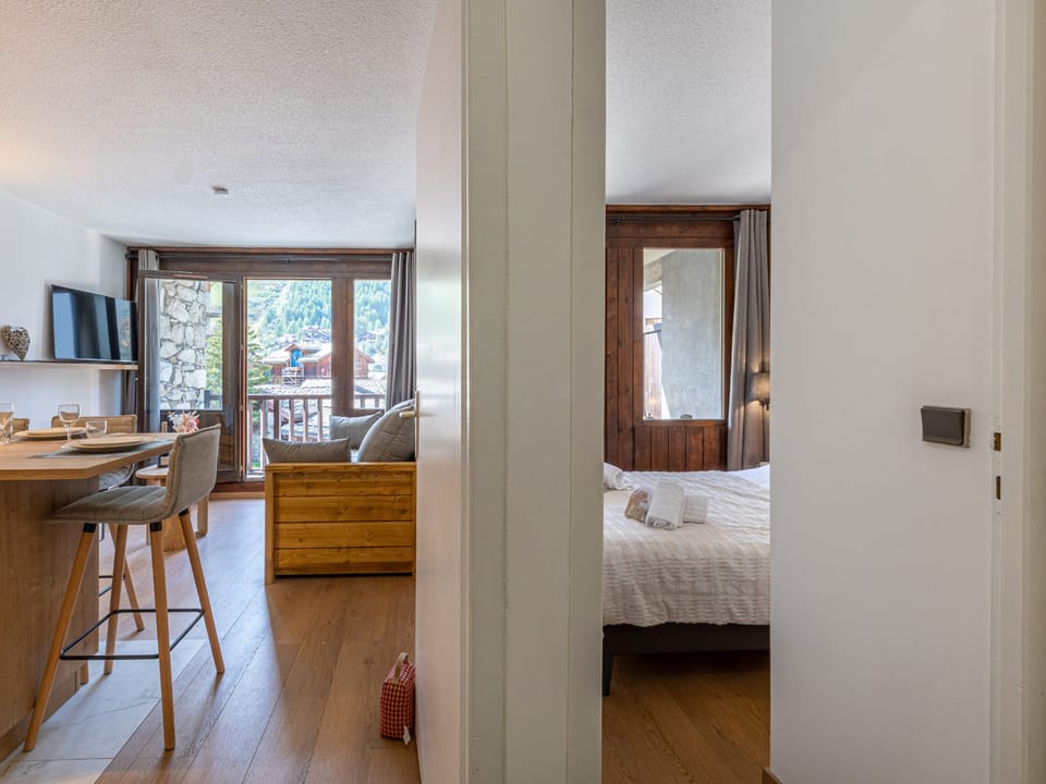 Renovated ski-in/ski-out apartment with parking and wifi in Val-d'Isère Apartment in Val dIsere