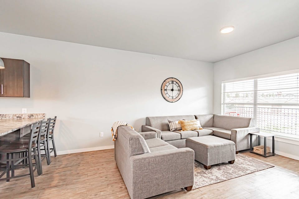 Luminous space & seating area to accommodate 6 guests