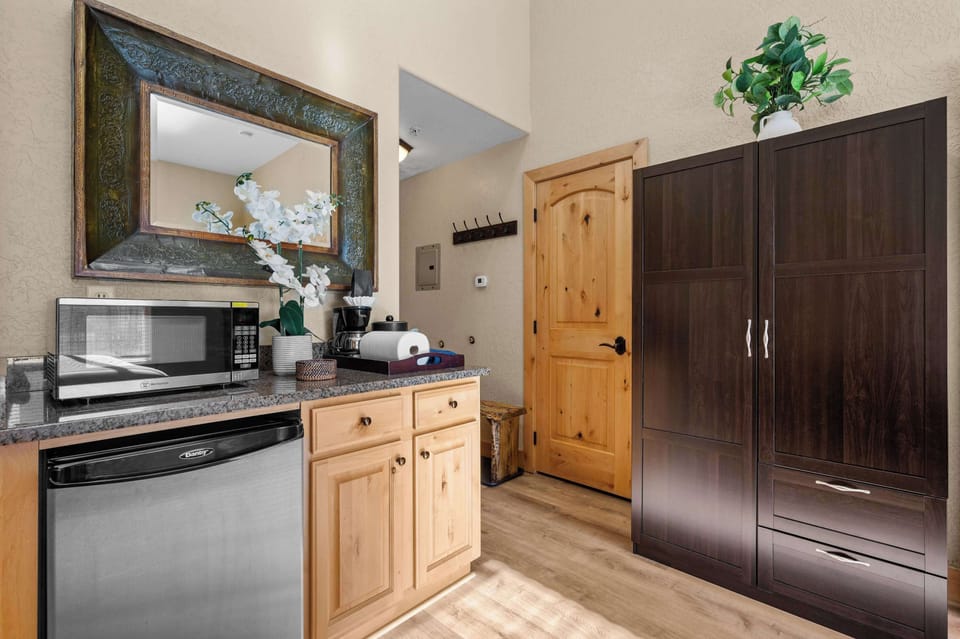 Bedroom: King-size bed, 40” TV w/cable, closet, kitchenette, en-suite bathroom
