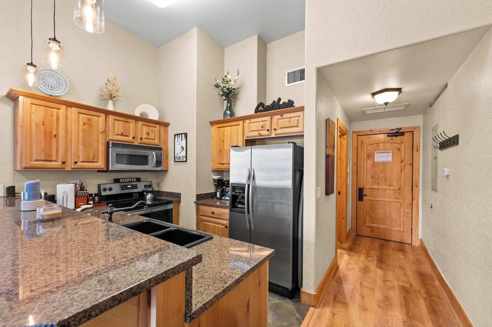Kitchen: Stainless steel appliances, kitchen bar with 4 bar stools, drip coffee maker, toaster