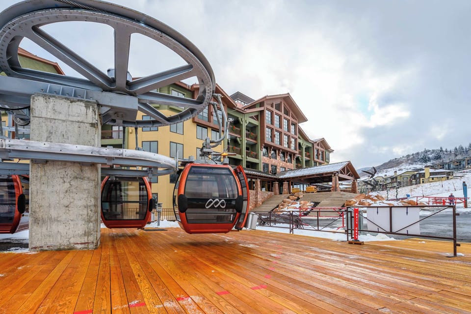 Community: Located 2 minute drive to base of Canyons Resort, FREE shuttle pick up to ski lifts
