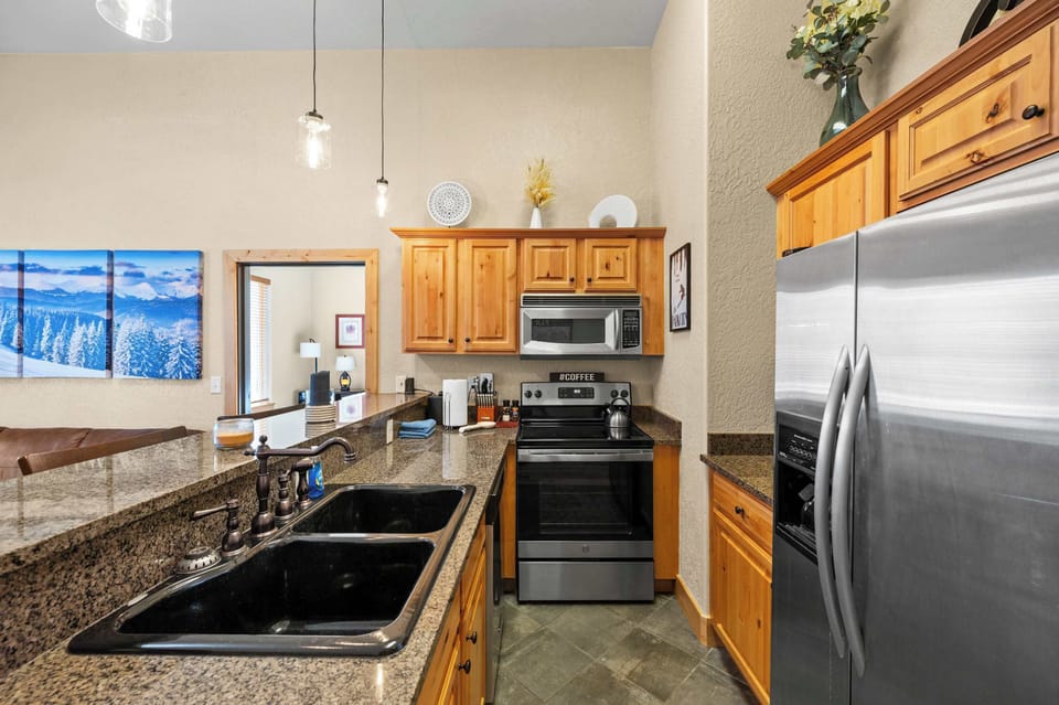 Kitchen: Stainless steel appliances, kitchen bar with 4 bar stools, drip coffee maker, toaster
