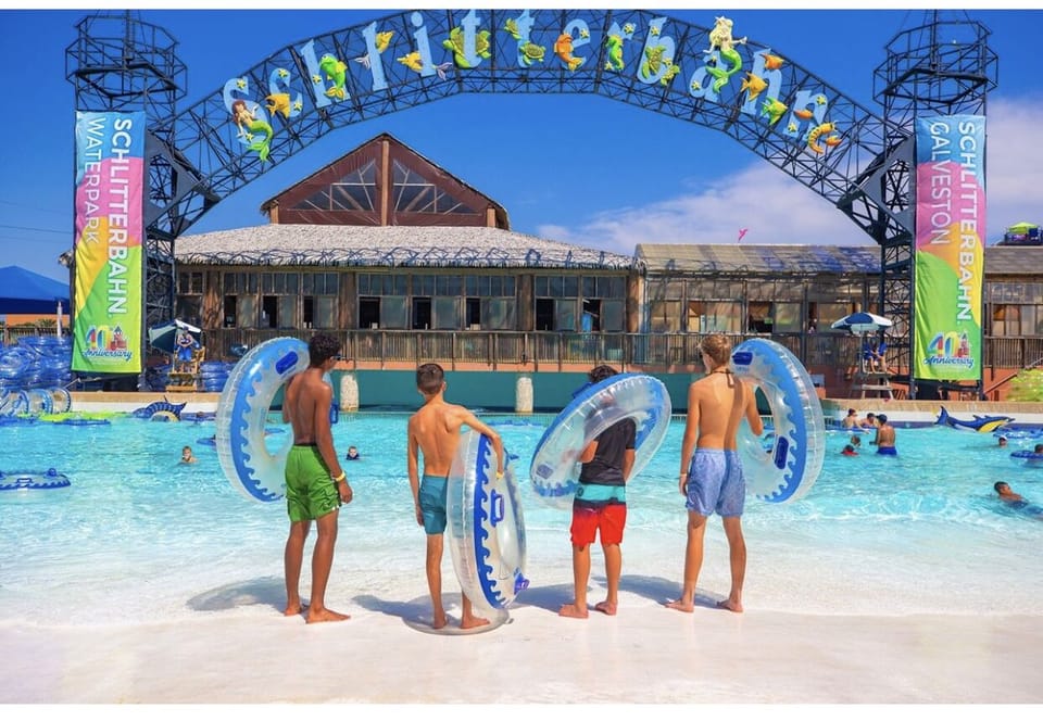 Little Bridgehaus is walking distance to schlitterbahn!  