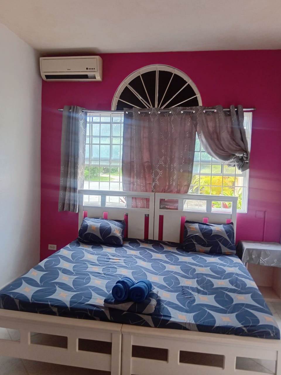 king size bed for 2 or 3 persons 