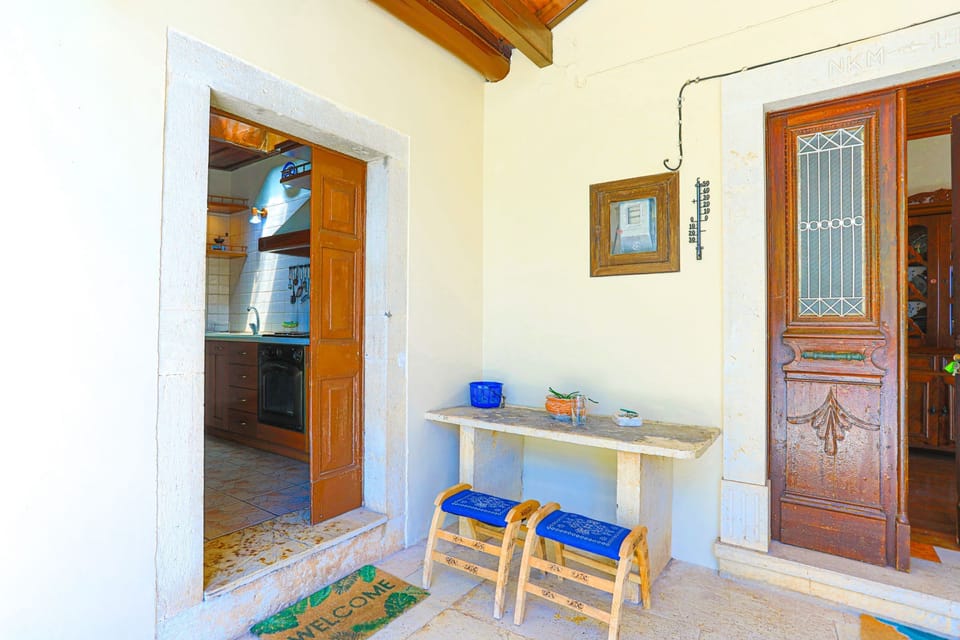 Hallway to seperate kitchen
