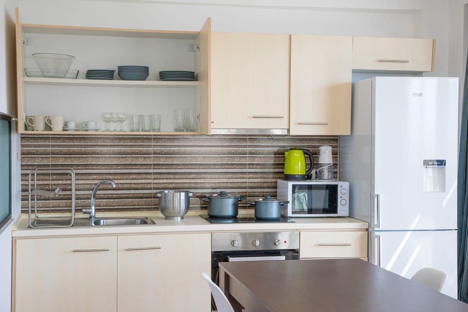 Modern%2C Sleek fully%2Dfitted kitchen