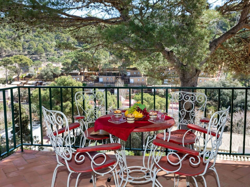 Table, Plant, Furniture, Chair, Outdoor Table, Tree, Outdoor Furniture, Fence, Leisure, Real Estate